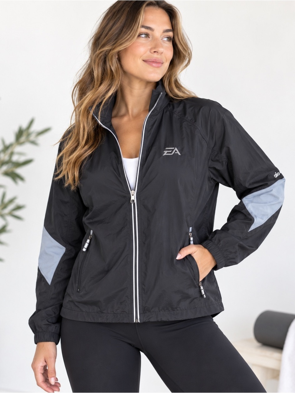 Alo Windbreaker Jacket Womens Large Lightweight Breathable Full Zip Black Logo